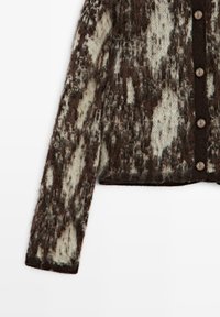 Strickjacke mit einem braunen und cremefarbenen Muster, mit einer strukturierten Oberfläche, langen Ärmeln und fünf dekorativen Knöpfen vorne.