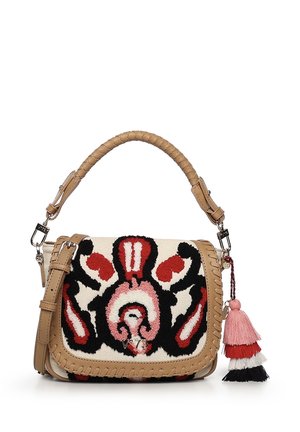 Kleine beige leren handtas met zwart, rood en roze abstract geborduurd ontwerp, gevlochten handvat, afneembare riem en driekleurige kwasthanger.