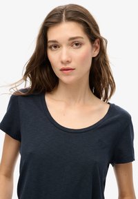 Superdry & Co SCOOP NECK - Camiseta estampada - eclipse navy
