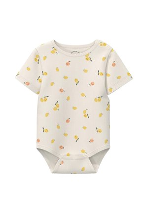 Roomkleurige babyromper met korte mouwen, drukknoopjes op de schouder en tussen de benen, versierd met kleine gele en oranje fruitpatronen.