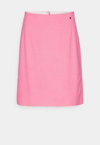 Jupe rose mi-longue en tissu lisse. Elle présente une fermeture éclair latérale discrète et un petit ornement de marque sur la ceinture.