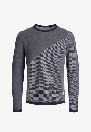 Pull à manches longues rayé bleu marine et blanc avec un motif diagonal, col rond, poignets et ourlet côtelés. Tissu texturé de poids moyen.