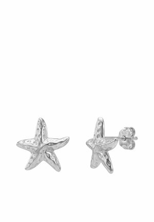 Zilveren oorstekers in de vorm van een zeester met een getextureerd oppervlak en vlindersluitingen, gemarkeerd 925 sterlingzilver.