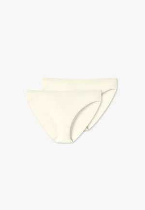 Dwie pary beżowych bawełnianych majtek hipster o gładkiej fakturze i bezszwowych brzegach dla wygody. Brak widocznych wzorów lub akcentów.