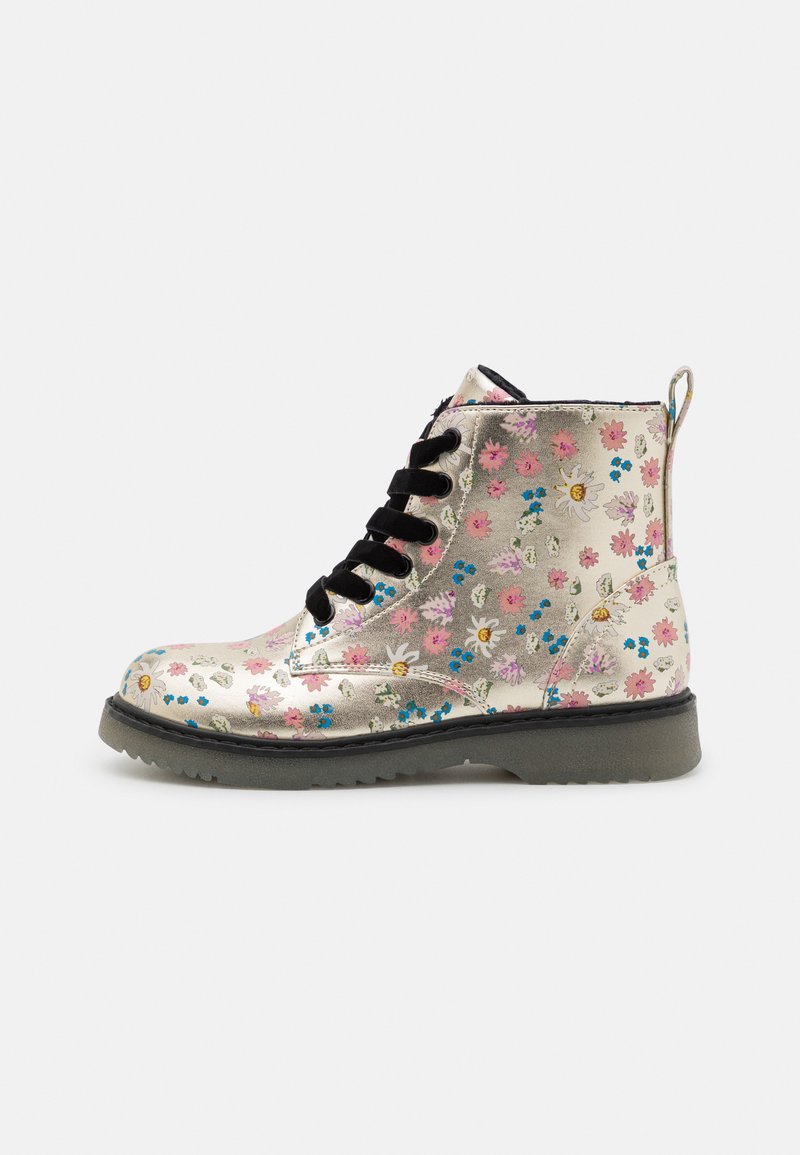 Botine metalice cu flori roz, albastre și galbene pe un fundal argintiu. Design cu șireturi negre și talpă texturată gri.