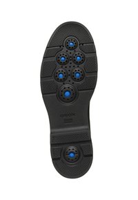 Suela de zapato de goma negra con agarre texturizado, que cuenta con seis orificios de ventilación azules y un acento redondo azul. Marcada con "GEOX PATENTE ITALIANA."