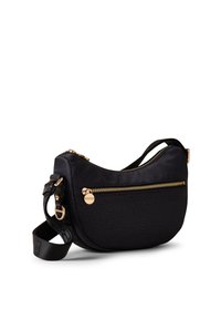 Borsa a tracolla in pelle nera con forma curva, superficie testurizzata, dettagli in metallo dorato e tasca frontale con zip. Inclusa tracolla regolabile.