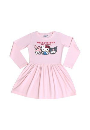Hellrosa langärmeliges Kleid mit gerafftem Rock und auf der Brust aufgedruckten Hello Kitty und Freunden mit rotem Text darüber.