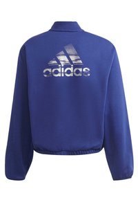 Sininen fleece-takki, jossa on kaulus, joustava helma ja pitkät hihat. Takana on suuri hopeinen Adidas-logo. Pinta on sileä.