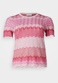 Pletený top s krátkým rukávem, který se vyznačuje vzorem v šikmých pruzích v různých odstínech růžové a bílé, s žebrovaným výstřihem a texturovaným povrchem.