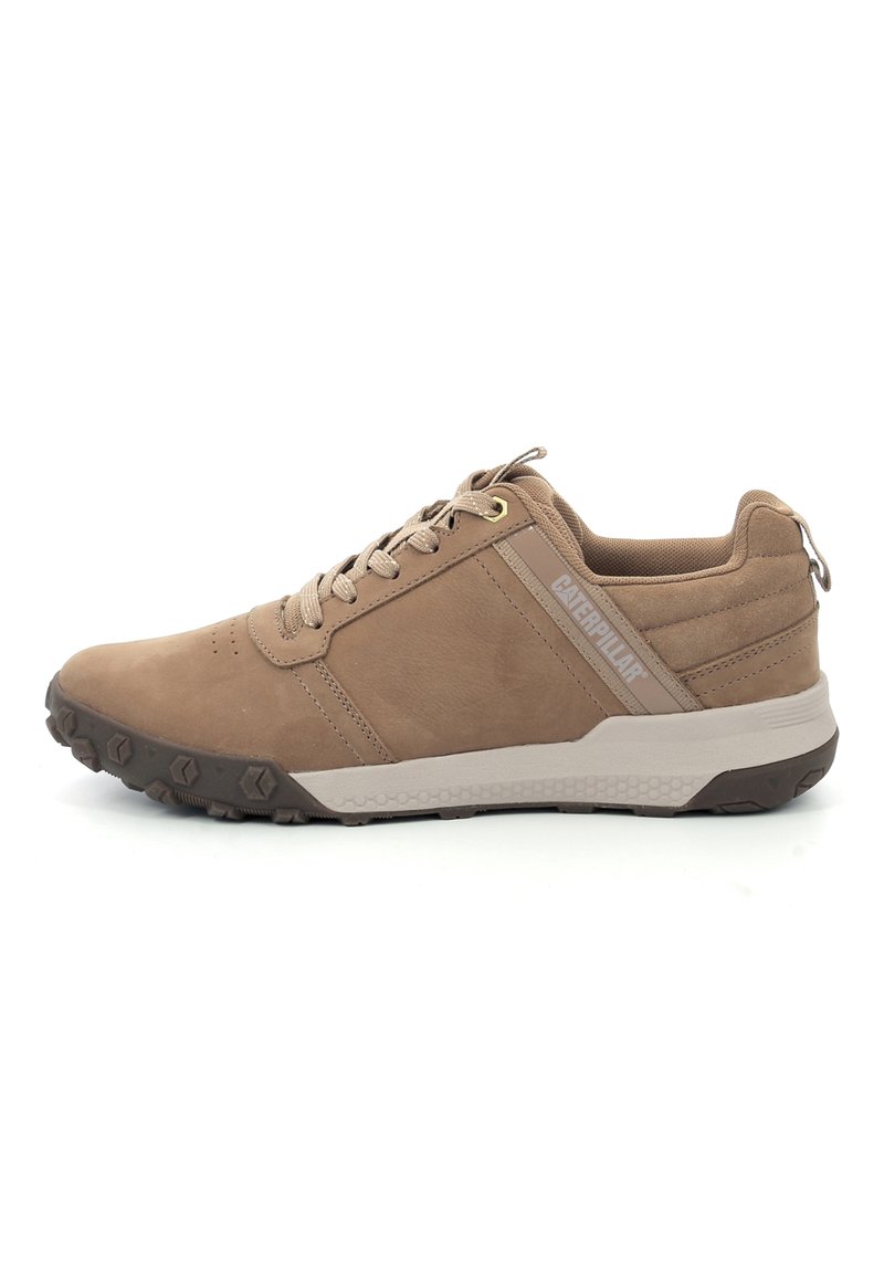 Sneaker in pelle marrone con superficie testurizzata, dotato di una suola grigia e un sistema di allacciatura, e un logo sul lato.