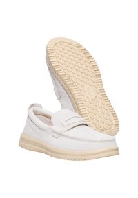 Witte suede instappers met een gestructureerde bovenkant, subtiele stiksels en een duurzame tan rubberen zool met een gemusterde grip.