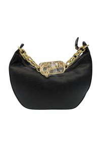 Borsa in pelle nera con forma curva, dotata di un manico in catena d'oro spesso e un dettaglio in plastica trasparente al centro della catena.