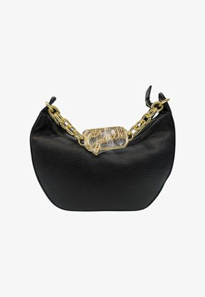Borsa in pelle nera con forma curva, dotata di un manico in catena d'oro spesso e un dettaglio in plastica trasparente al centro della catena.