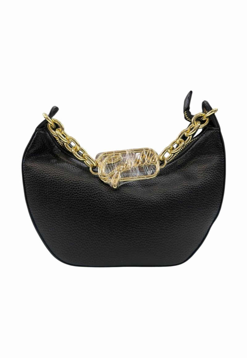 Borsa in pelle nera con forma curva, dotata di un manico in catena d'oro spesso e un dettaglio in plastica trasparente al centro della catena.