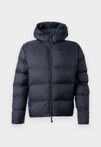 Námornícky pufovaný kabát s kapucňou, ktorý má prešívané sekcie, predný zips a logo EA7 na ľavej hrudi. Hladká textúra.