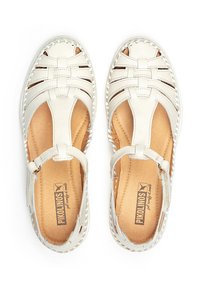 Sandalias de cuero blanco con diseño de parte superior trenzada, laterales abiertos y correa ajustable. Plantilla suave en tono marrón claro y detalle de costura visible.