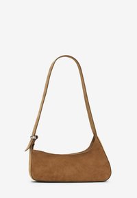 Borsa a spalla in suede marrone con design curvo, forma allungata e tracolla sottile. Presenta una texture liscia e uno stile minimalista.