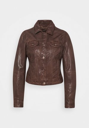 Chaqueta recortada de cuero marrón con cierre de botones en la parte delantera, dos bolsillos en el pecho y un cuello clásico con una textura suave.