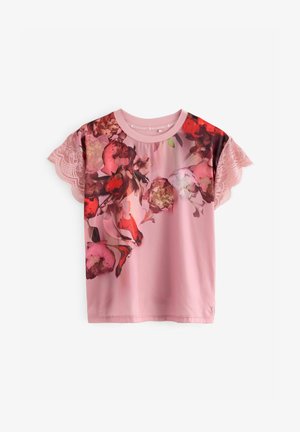 Rózsaszín, rövid ujjú póló piros és fehér virágmintával. Csipkés díszítéssel az ujjakon és kerek nyakkivágással. Puha, könnyű anyag.