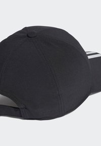 Gorra negra hecha de tela suave con una corona redonda, visera curvada y tres rayas blancas que acentúan un lado. Cierre trasero ajustable.