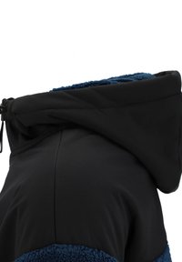 Kapuzenjacke mit einer schwarzen glatten Außenschicht und einem blauen Fleece-Innenfutter. Verfügt über einen verstellbaren Kordelzug an der Kapuze.