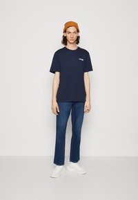 Wrangler - SIGN OFF TEE 2 PACK  - T-shirt basic - true navy Immagine in miniatura 1