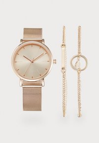 Rose gold mesh ur med en glat, metallisk urskive og orange timemarkør. Inkluderer to delikate kædearmbånd, et med en cirkulær accent.