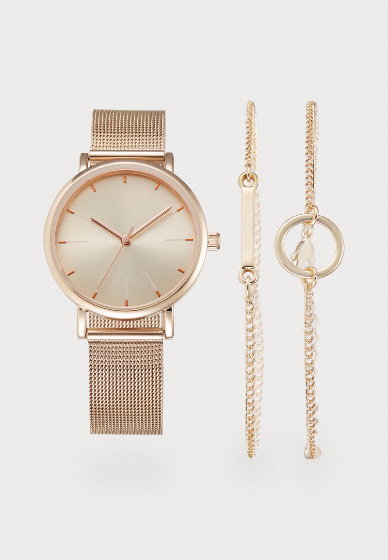 Rose gold mesh ur med en glat, metallisk urskive og orange timemarkør. Inkluderer to delikate kædearmbånd, et med en cirkulær accent.