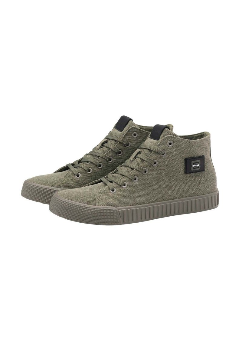 Zapatillas altas en lona verde oliva con un acabado texturizado, suelas de goma y un detalle de parche lateral. Presentan ojales de metal y cordones.