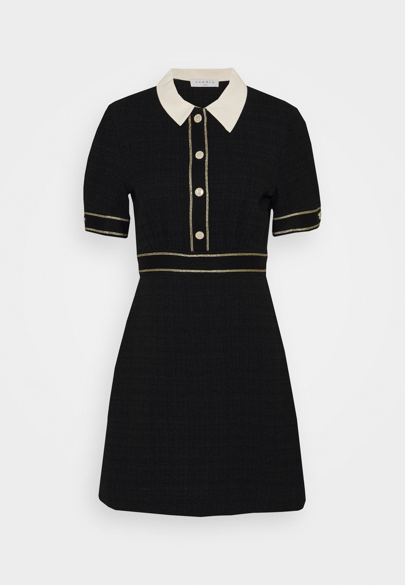 Robe noire à manches courtes avec col pointu blanc, patte de boutonnage bordée d'or, poignets de manches et détails à la taille.