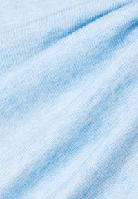 Hellblauer Stoff mit einer weichen, strukturierten Oberfläche; verfügt über ein feines Strickmuster, das subtile Variationen in der Farbsättigung zeigt.