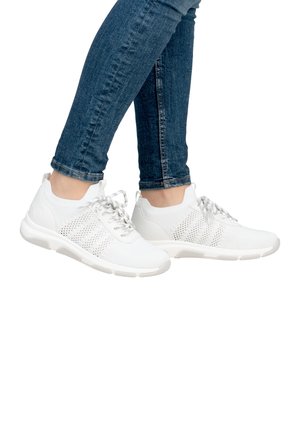 Baskets de sport blanches avec une tige en maille respirante, un laçage à l'avant et une semelle rembourrée. Caractéristiques d'un design texturé avec de subtiles perforations.