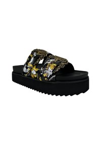 Sandali con plateau, suola in gomma nera, con cinturini dettagliati che presentano una fantasia floreale oro e nera, e accessori decorativi.
