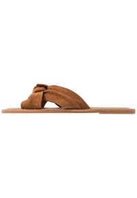 Braune Wildleder-Slide-Sandale mit einem geknoteten Oberdesign und einer flachen Korksohle, die eine glatte Textur und eine minimalistische Form aufweist.
