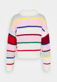 Pull en tricot avec des rayures horizontales multicolores en rouge, bleu, vert, jaune, rose et gris. Col montant et coupe courte.