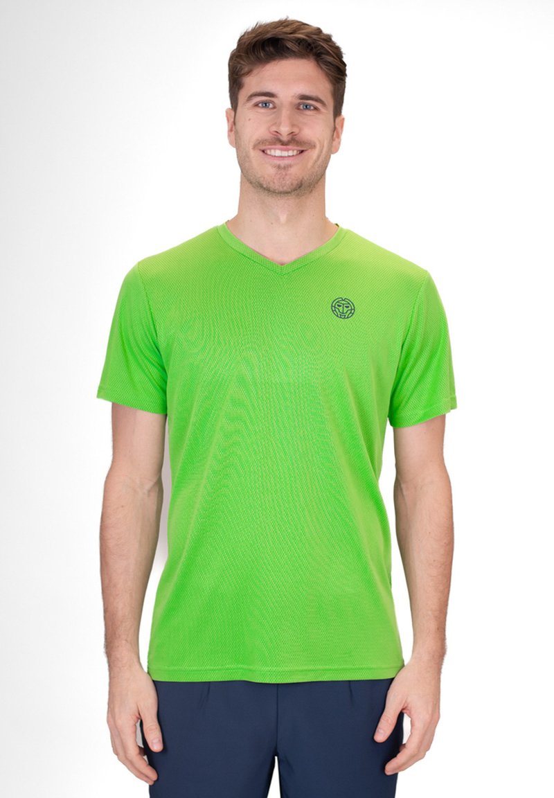 Maglietta atletica verde a maniche corte con collo a V e tessuto texture; presenta un piccolo logo blu navy sulla parte superiore sinistra del petto.