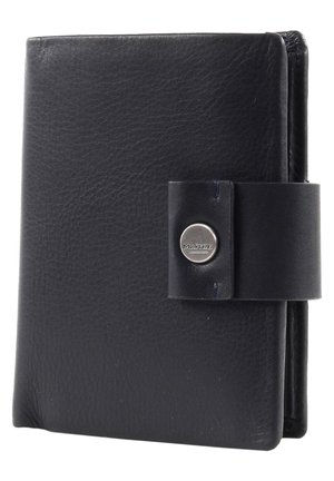 Schwarze Lederbörse mit glatter Oberfläche, ausgestattet mit einem zylindrischen Metallknopfverschluss und einem klappbaren Design. Mit blauer Naht verziert.