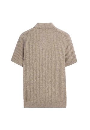 Beżowa dzianinowa koszulka polo z krótkim rękawem, pionową prążkowaną fakturą i podgolonym kołnierzem, widziana od tyłu na białym tle.