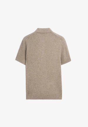 Beżowa dzianinowa koszulka polo z krótkim rękawem, pionową prążkowaną fakturą i podgolonym kołnierzem, widziana od tyłu na białym tle.