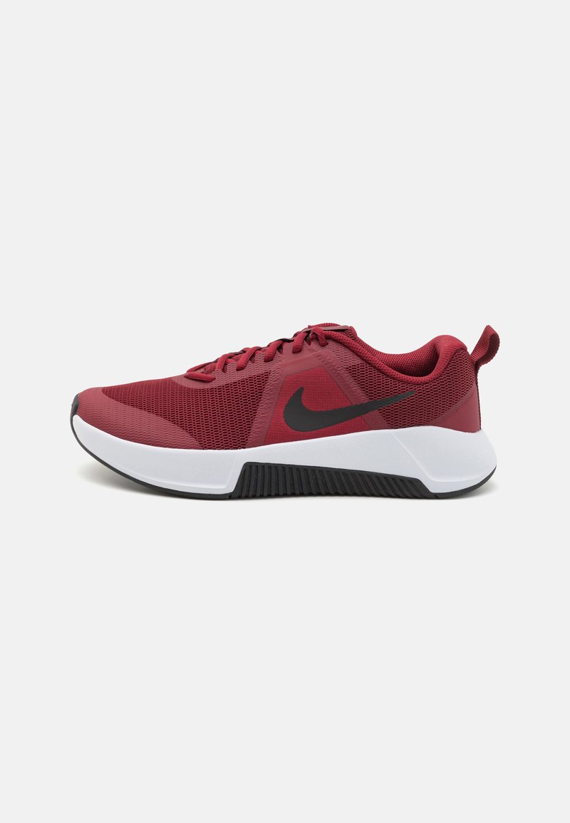 Rød sportsko lavet af mesh og syntetiske materialer. Har et sort swoosh-logo, hvid sål og tekstureret mønster for greb.