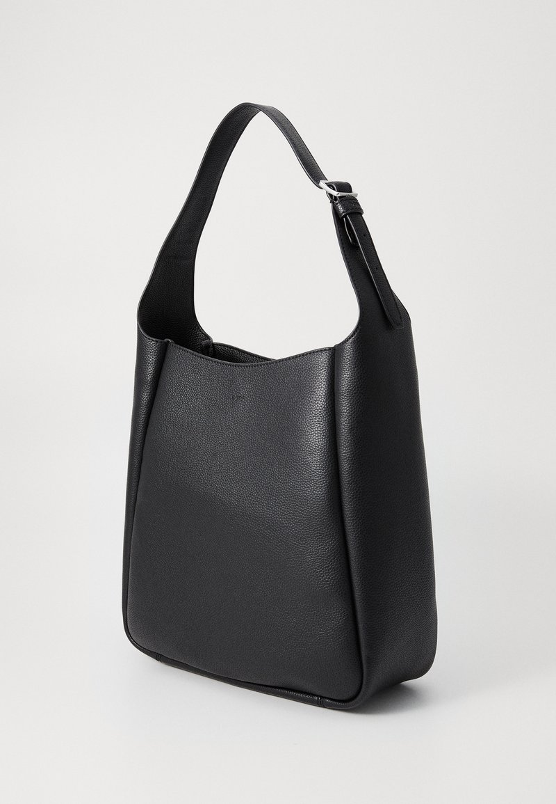 Borsa a spalla nera in pelle con una forma strutturata, texture liscia e una singola tracolla regolabile. Presenta un design minimalista senza hardware visibile.