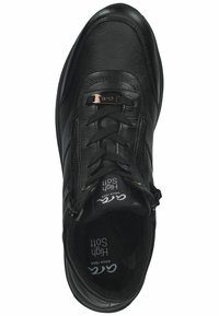 Scarpa in pelle nera con punta arrotondata, dotata di chiusura con lacci e zip, imbottitura interna e suola texturizzata con dettaglio logo.