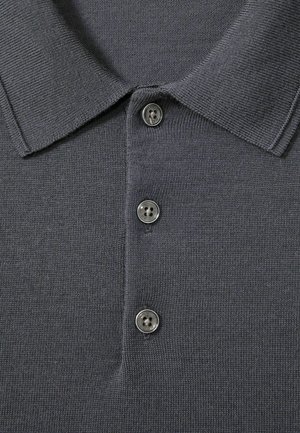 Sivý polo tričko vyrobené z textúrovanej tkaniny, s klasickým golierom a tromi sivými gombíkmi na cípku. Hladký a jemne pletený materiál.