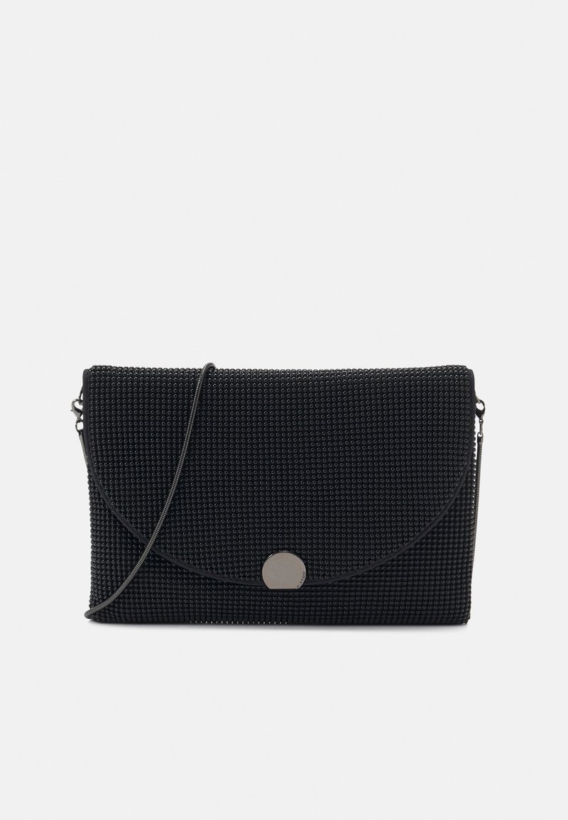 Sac à main noir en matériau texturé, avec un rabat incurvé et une fermeture à pression circulaire en argent. Comprend une bandoulière amovible.