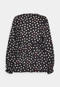 Blusa preta com decote redondo, mangas longas bufantes e cintura franzida. Apresenta um padrão floral em vermelho e branco sobre um fundo escuro.