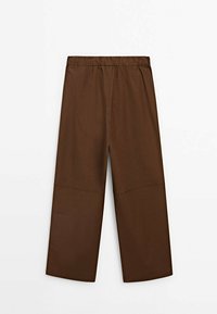 Pantalon brun à jambes larges avec taille élastique et détails de couture au genou, posé à plat sur fond blanc.