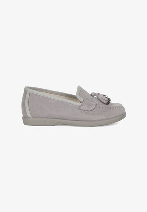 Loafers griș din suede cu vârful rotund și o ciucure decorativ pe partea superioară. Au un contur gri deschis și o talpă flexibilă din cauciuc.