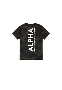 Kortermet svart og mørkegrå kamuflasje T-skjorte med vertikal hvit «ALPHA INDUSTRIES»-tekst på ryggen.