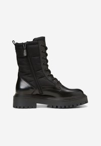 Černé ankle boty s lesklým koženým povrchem, polstrovaným textilním svrškem, šněrováním vpředu a bočním zipem. Robustní gumová podrážka s vzorkem.